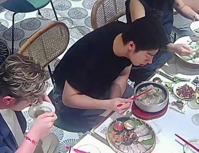 Hứa Quang Hán thưởng thức phở tại quán trên đường Hải Triều