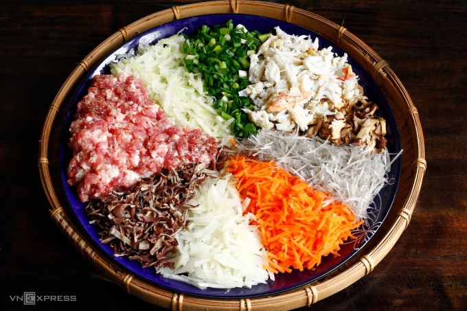 Nhân rau củ nên để khô ráo mới trộn thịt gói.