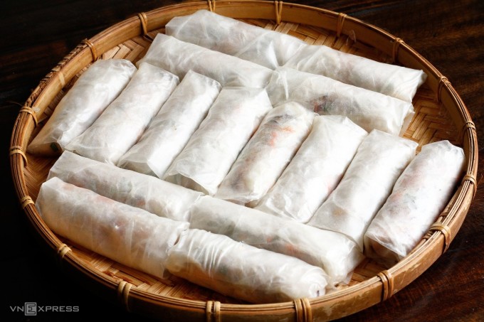 Gói nem đều tay, không chặt và lỏng quá.