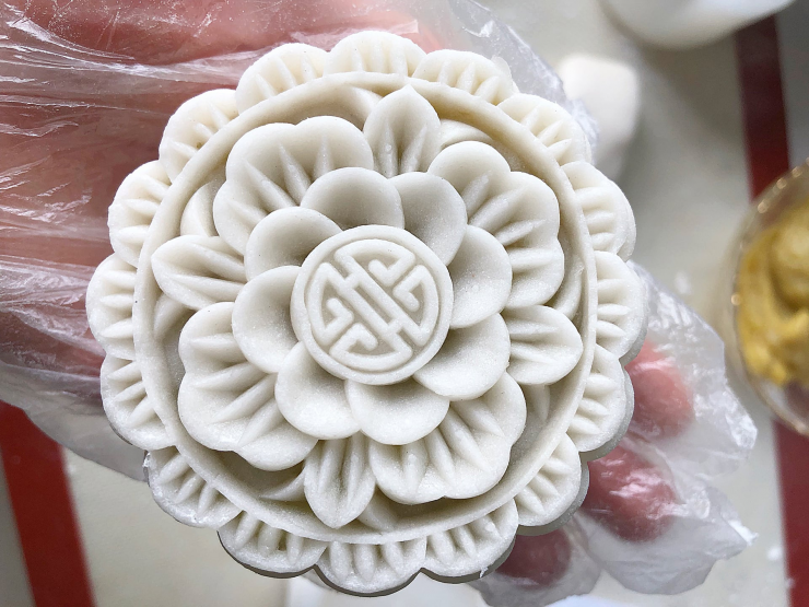 Bánh dẻo là món ăn yêu thích trong dịp tết Trung thu của nhiều người Việt. Món bánh này cũng xuất hiện trong mâm cỗ cúng Rằm tháng Tám ở cả 3 miền.