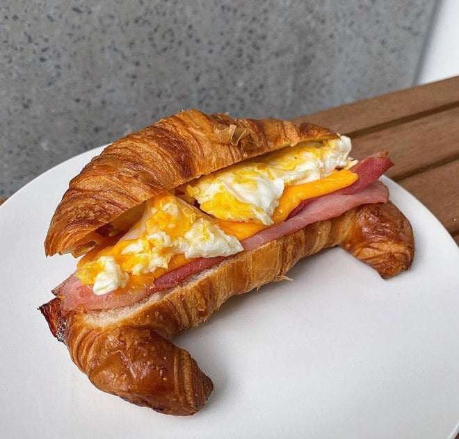 Sáng tạo thực đơn với trứng gà và bánh sừng bò