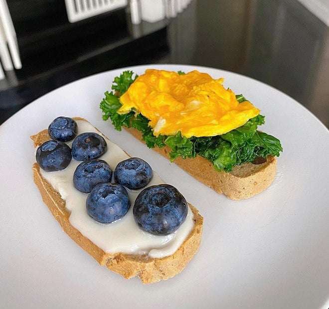 Bánh mì khoai mì với bơ dừa, việt quất, cải xoăn và trứng
