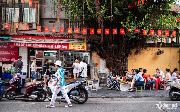 Quán bánh gối nằm bên cây đa cổ thụ