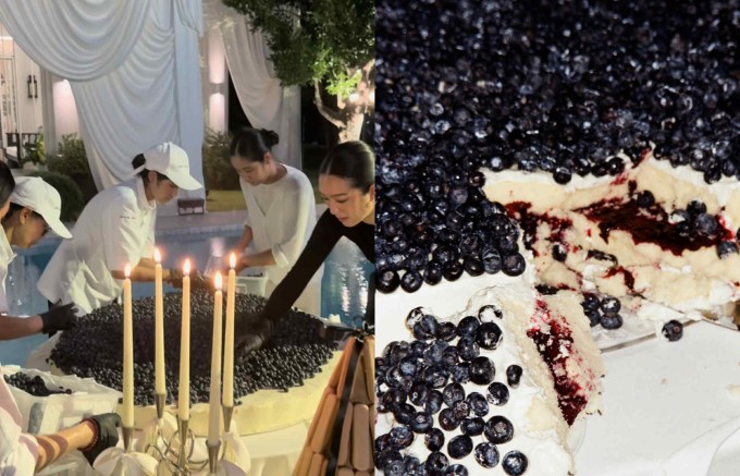 Ê kíp phủ việt quất lên bánh sau khi đã cố định được phần cốt bánh trên bàn tiệc.