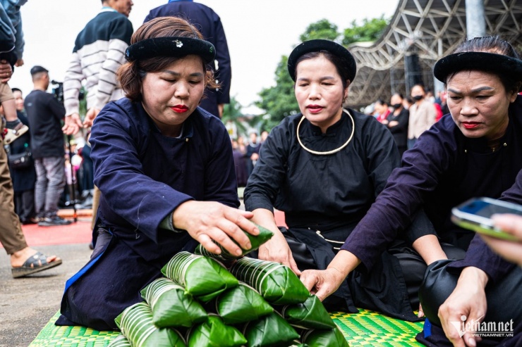 Hằng năm, bà Mùi (ngoài cùng bên trái) đều tham gia thi gói bánh chưng đen trong Lễ hội mùa vàng Bắc Sơn nên có nhiều kinh nghiệm