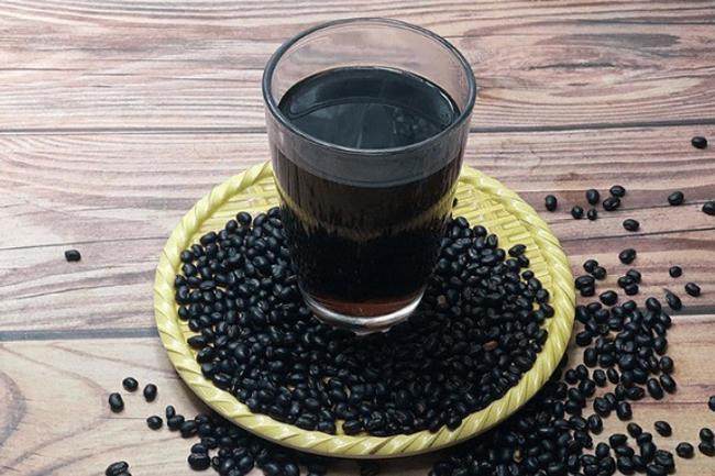 Nước đậu đen rang giúp thanh lọc gan, thận.