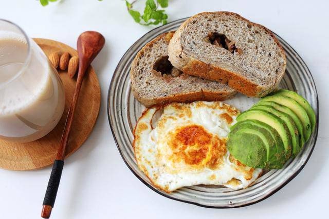 Món bánh mì nguyên cám với trứng ốp la và bơ rất bổ dưỡng.