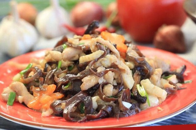 Gà xào mộc nhĩ và nấm hương