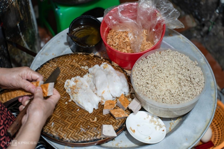 Quán Bánh Cuốn Đêm Hơn 38 Năm Trong Ngõ Nhỏ Hà Nội - 3