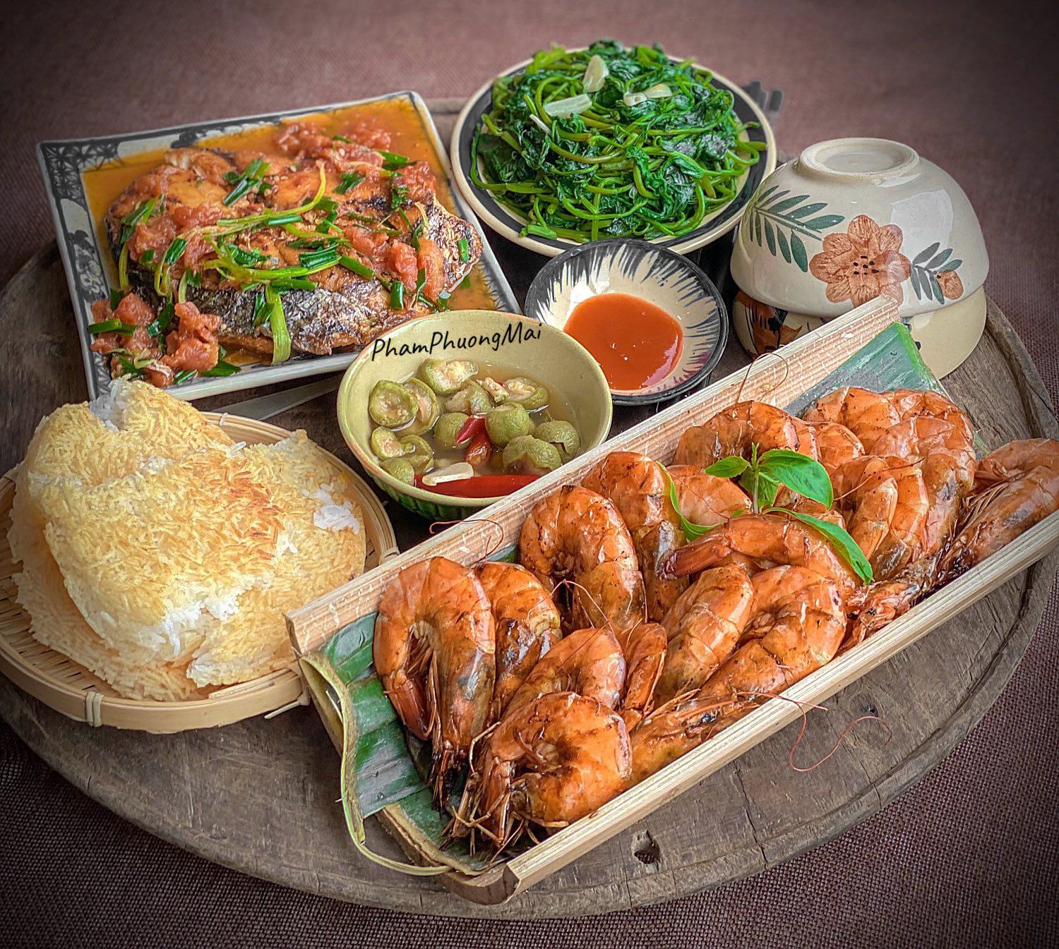 Tôm nướng sa tế - Cá thu xốt cà chua - Lau lang xào tỏi - Cơm cháy - Sấu dầm mắm