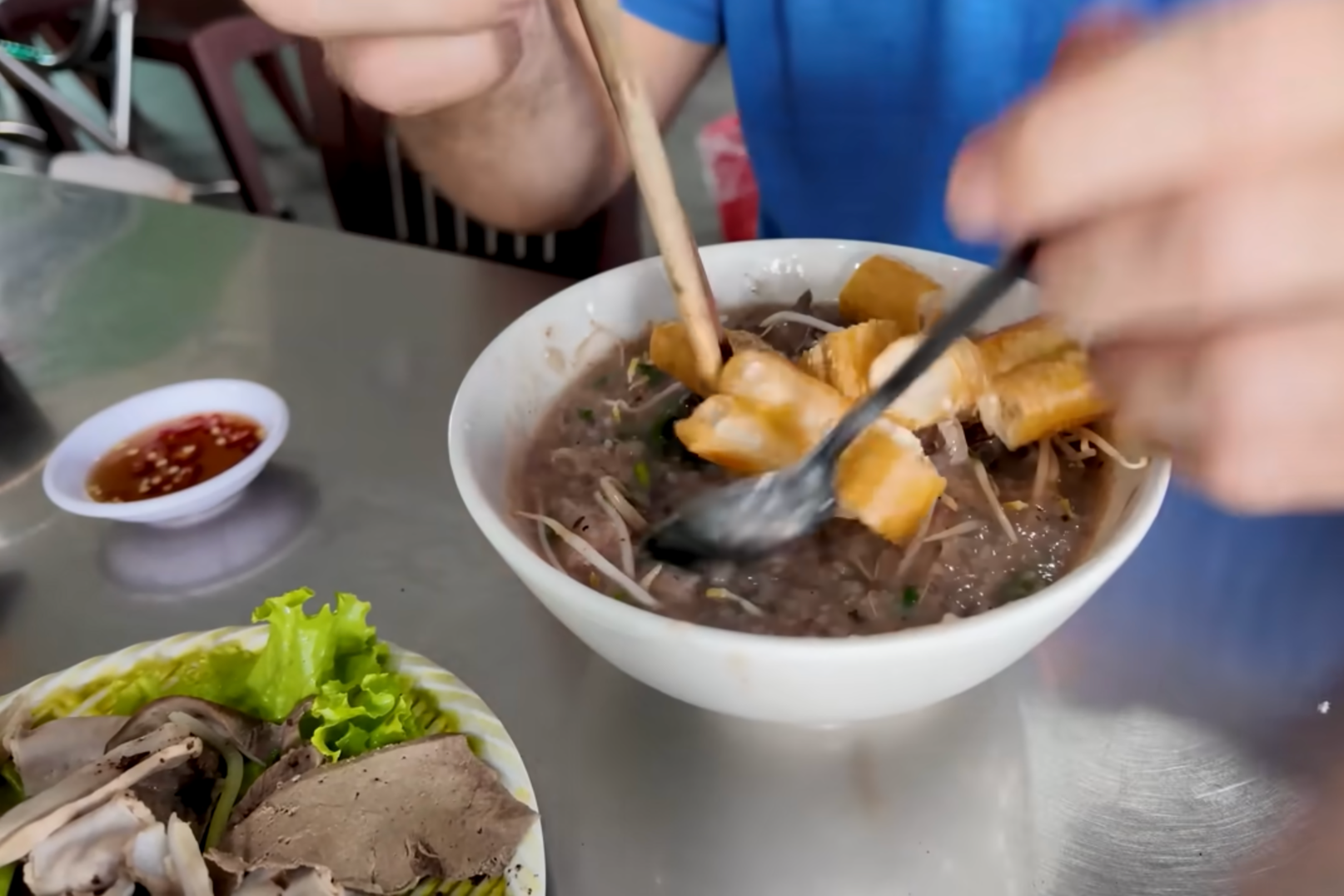 Phản ứng của khách Mỹ khi ăn món bị đánh giá tệ nhất Việt Nam - 4