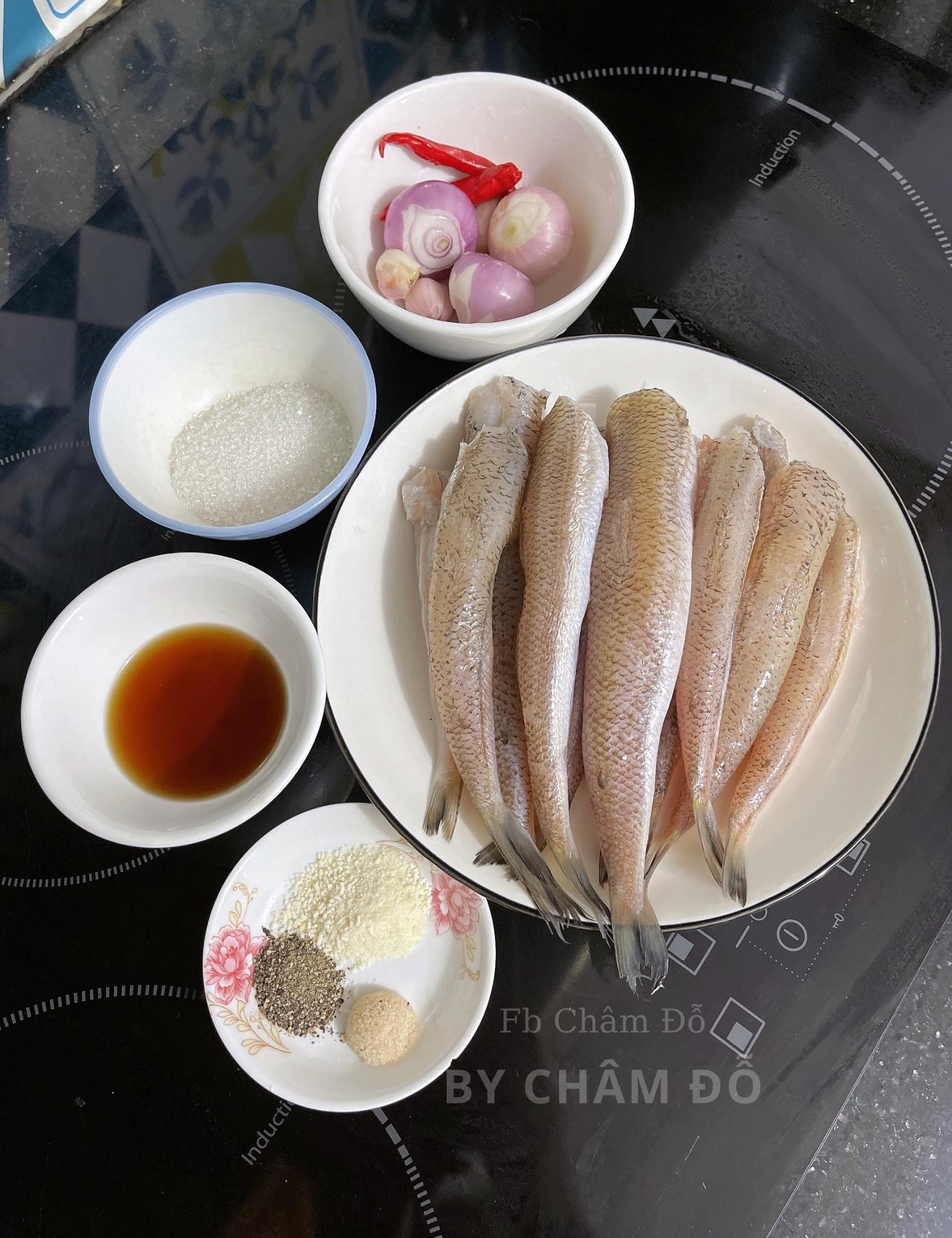 Cá được rửa sạch với muối và giấm để loại bỏ mùi tanh.