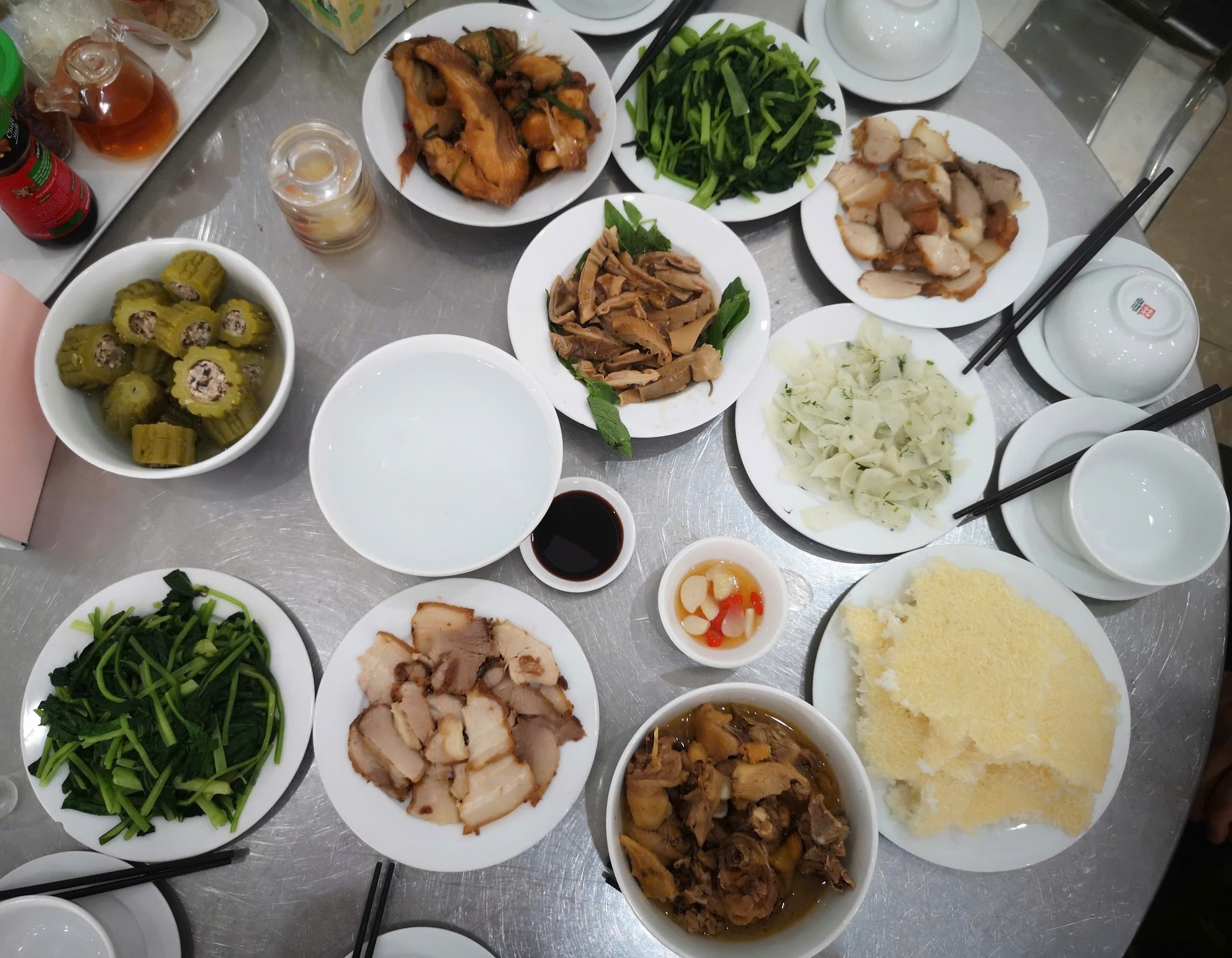 Bữa ăn với những món ngon hấp dẫn như: cá kho, dạ dày om, thịt nướng, canh khổ qua, rau luộc, củ cải xào,...