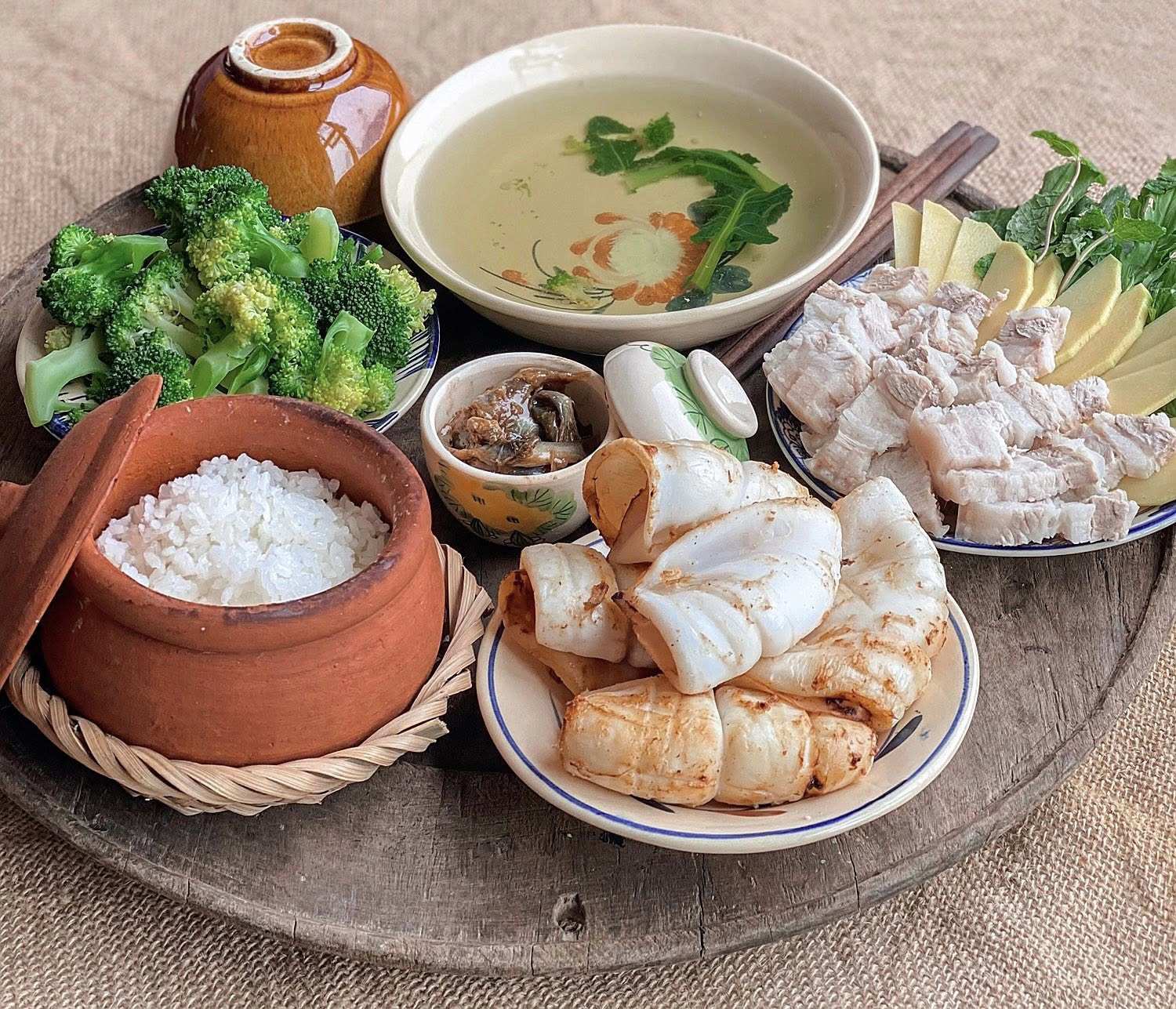 Mực nướng muối ớt - Thịt lợn luộc - Súp lơ luộc - Mắm cá linh