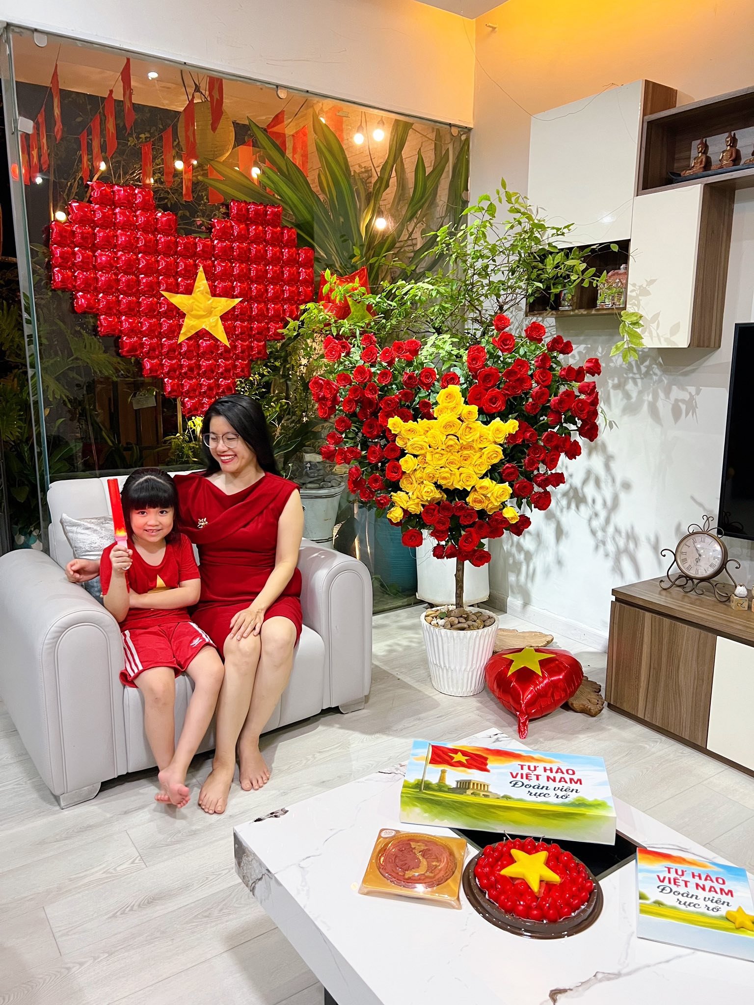 Chị em sáng tạo mâm cỗ yêu nước gây sốt, chia sẻ điều xúc động - 11