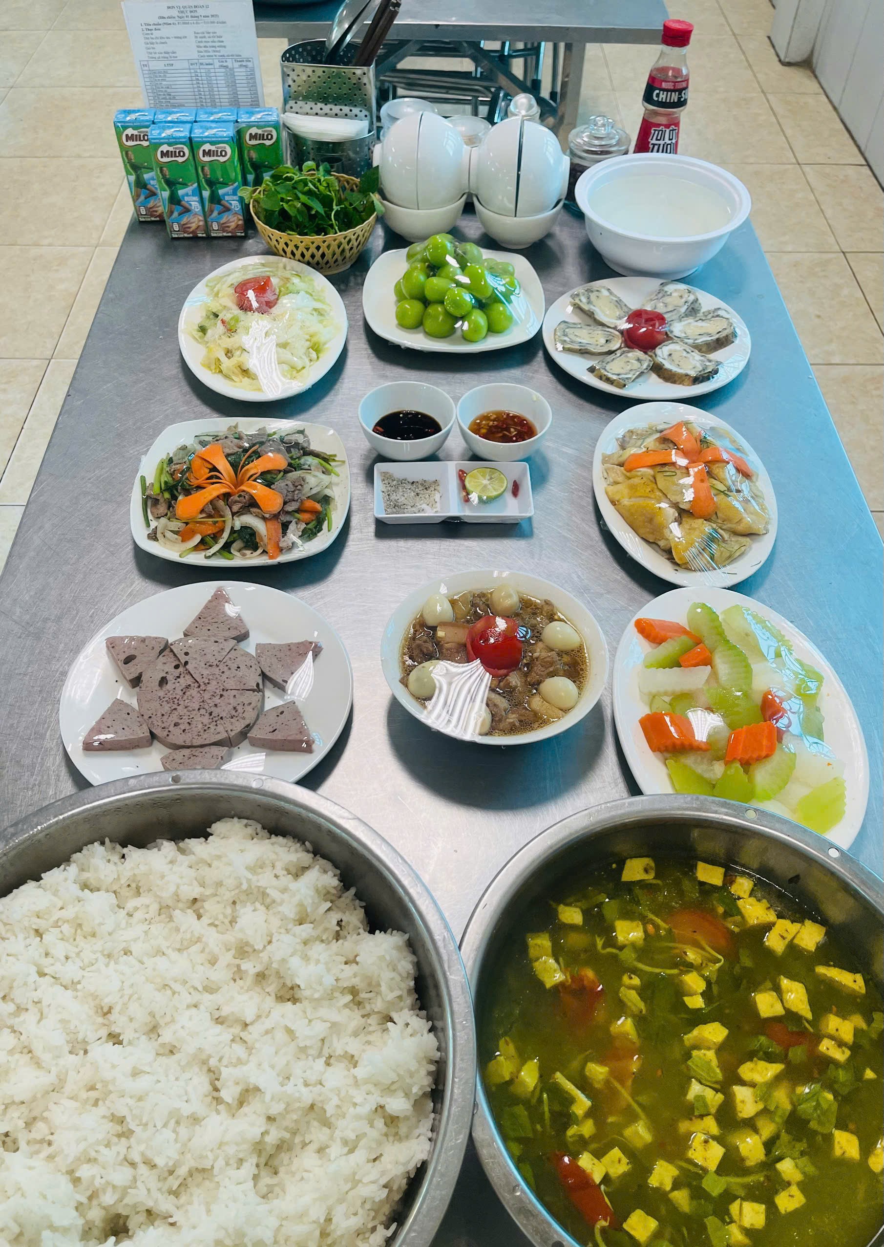 Các món ăn cũng được bếp phục vụ phù hợp với khẩu vị bộ đội từng vùng, miền