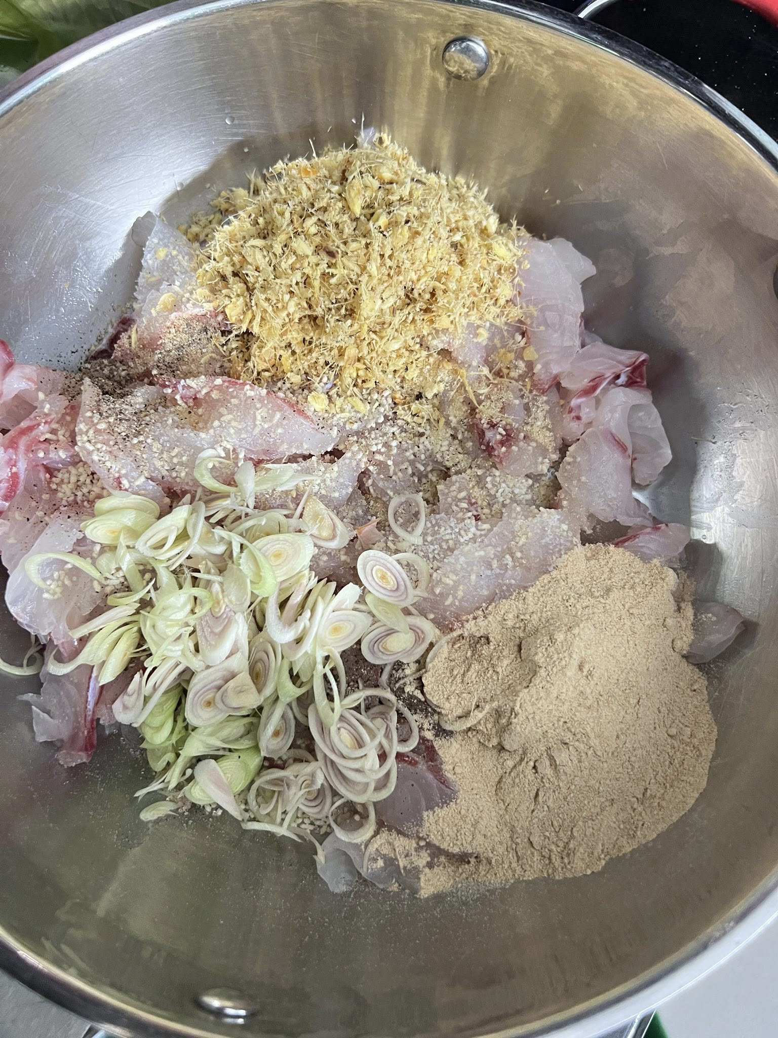 Ướp cá với gia vị