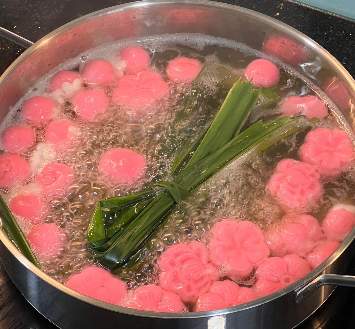 Bí quyết để bánh thơm ngon là luộc cùng lá nếp.