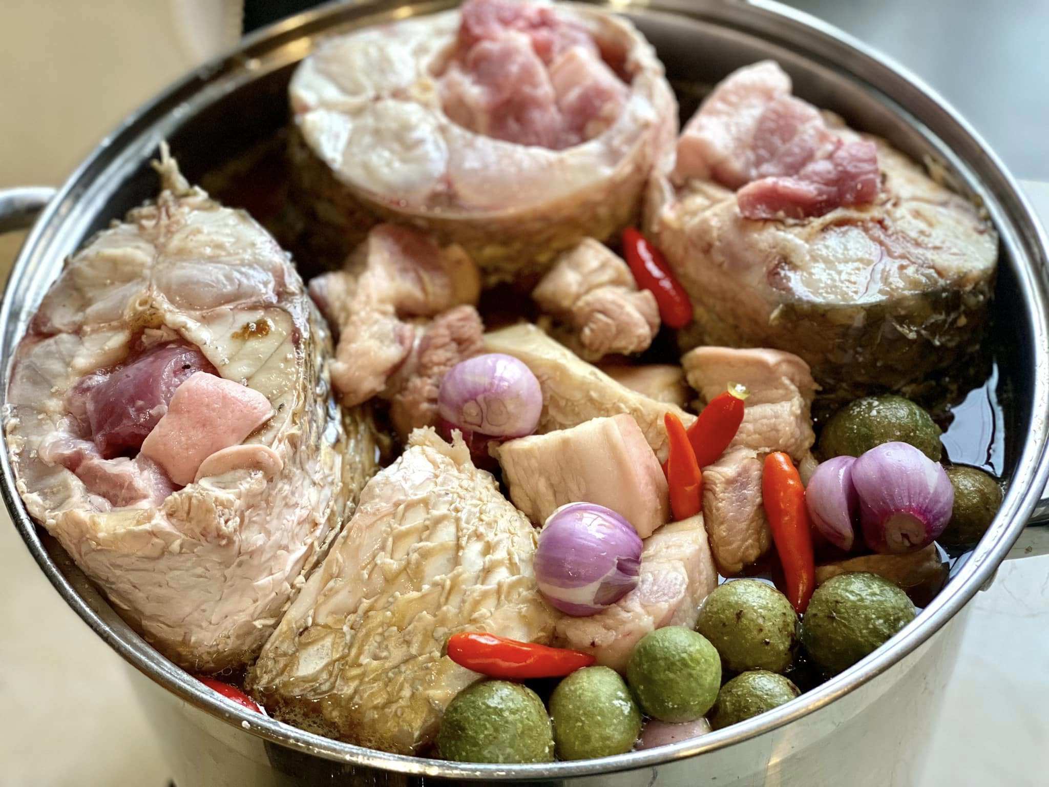 Quá trình kho cá với gia vị hòa quyện