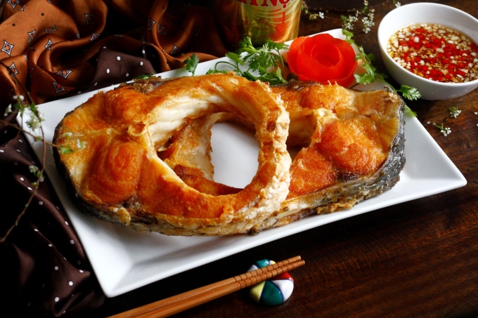 Cá rán có thể bị mềm và có mùi tanh nếu đậy kín sau khi nấu. Ảnh: Bùi Thủy