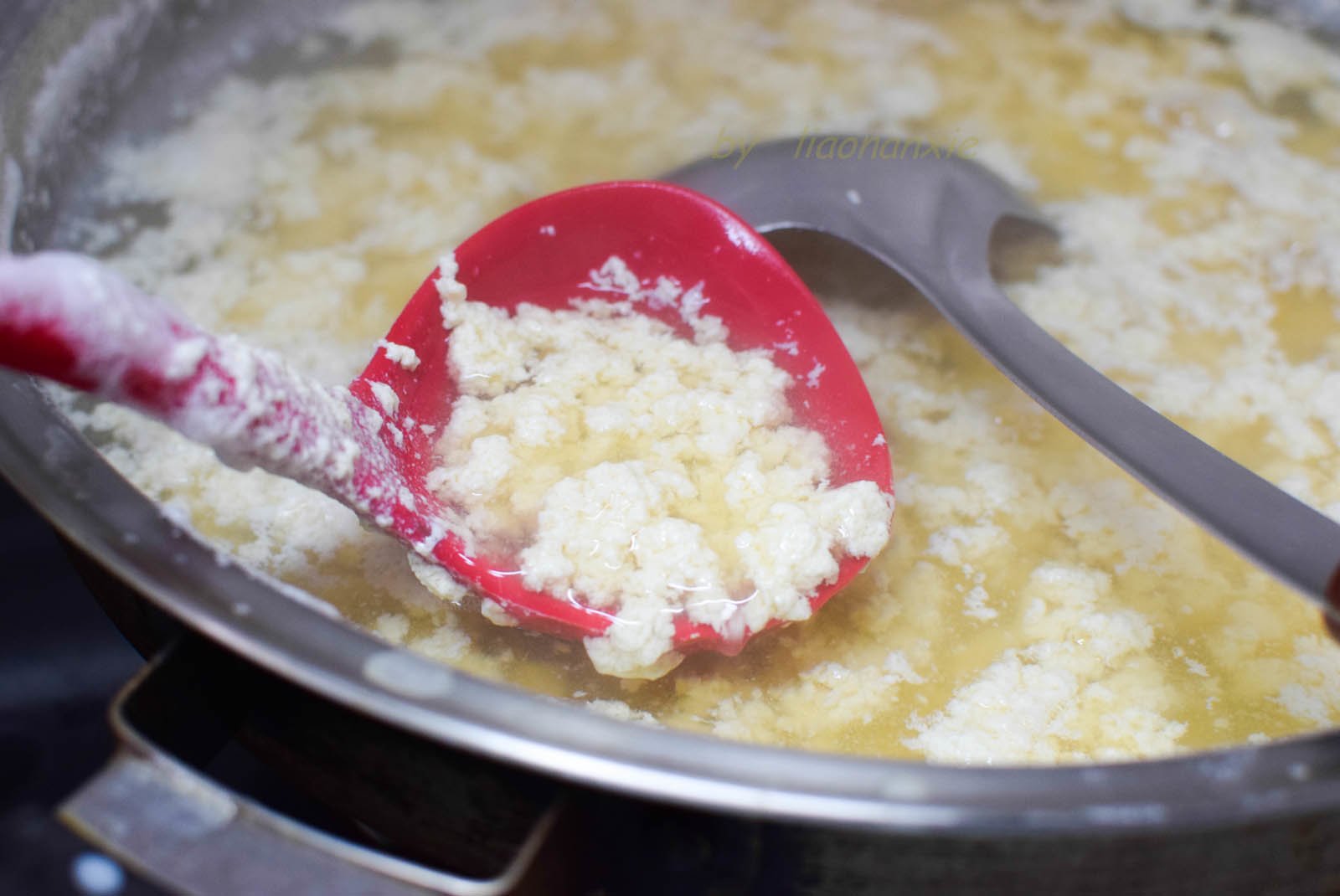 Khi sữa đậu sôi, vừa khuấy vừa rót từ từ nước chua vào. Trong tích tắc, sữa đậu vón lại thành những bông trắng,đó chính là đậu hũ non.