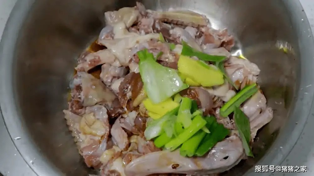 Chọn vịt non và ướp gia vị cho thịt được thơm ngon.