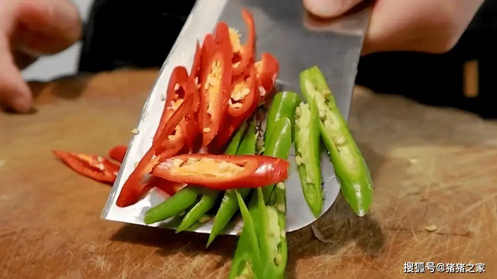 Chuẩn bị nguyên liệu và gia vị trước khi vào bếp.