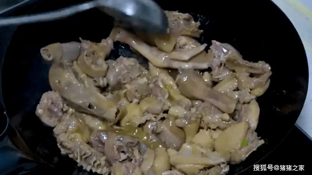 Xào thịt vịt trên lửa lớn để thịt săn và thơm.