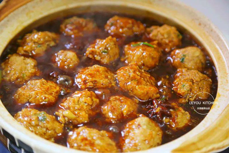 Cho chút nước bột năng vào, nấucho nước sệt lại, khi sôi trở lại thì tắt bếp.