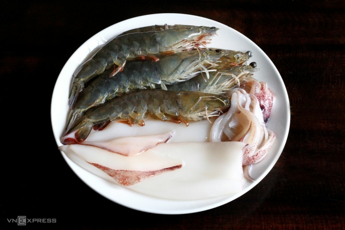 Tôm, mực nếu không biết chế biến dễ bị tanh và khô dai. Ảnh: Bùi Thủy
