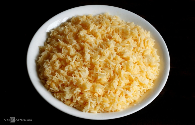 Cơm nguội trộn trứng trước khi rang.