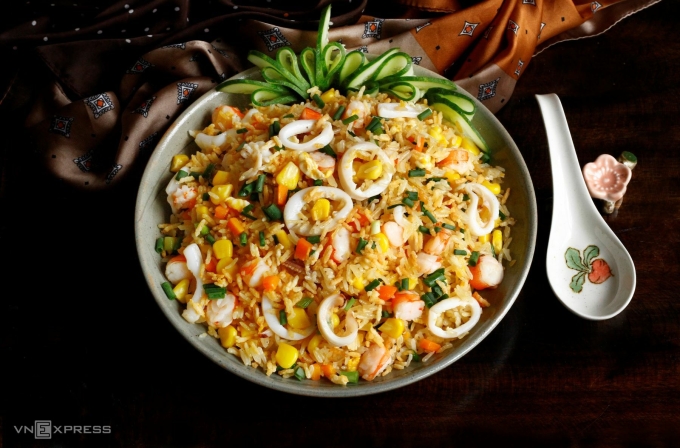 Món cơm rang hải sản hấp dẫn và thơm ngon.