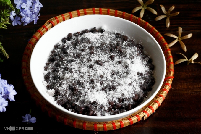 Đậu ninh mềm mới ngâm đường. Ảnh: Bùi Thủy