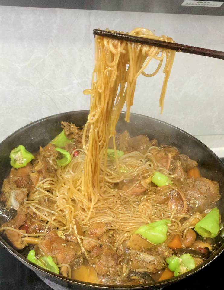 Cuối cùng cho miến vào, nấu thêm 5-10 phút là hoàn thành.