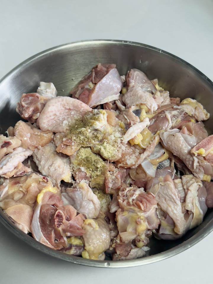 Ướp gà với một chút muối, tiêu và rượu nấu ăn khoảng 10 phút