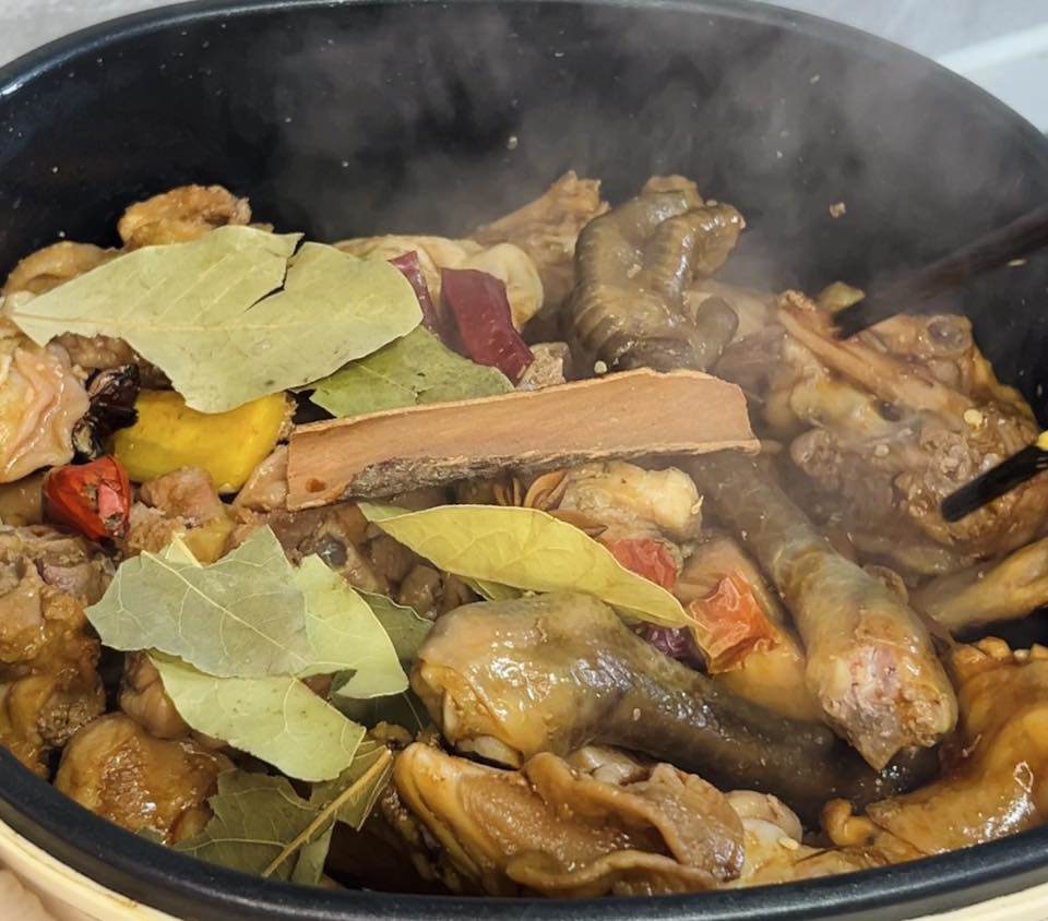 Phi thơm gừng tỏi, cho gà vào xào săn, thêm hoa hồi, quế, lá nguyệt quế đảo đều cho dậy mùi.
