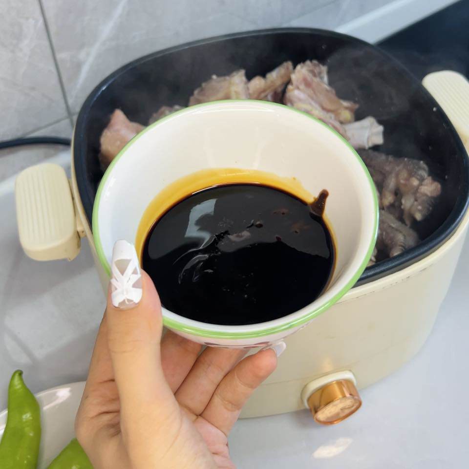 Nêm thêm 4 thìa tương đậm, 2 thìa tương nhạt, 1 dầu hào, chút đường và hạt nêm rồi đảo đều cho ngấm gia vị, gia giảm tùy theo khẩu vị gia đình.