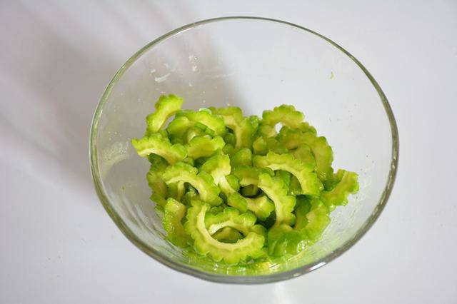 Rắc muối và ướp khổ qua.