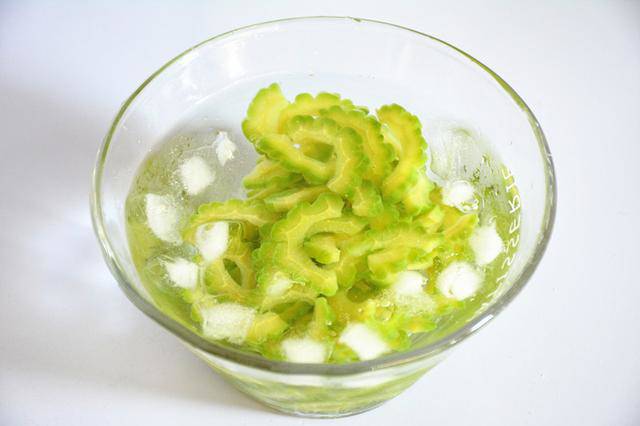 Ngâm khổ qua trong nước đá.