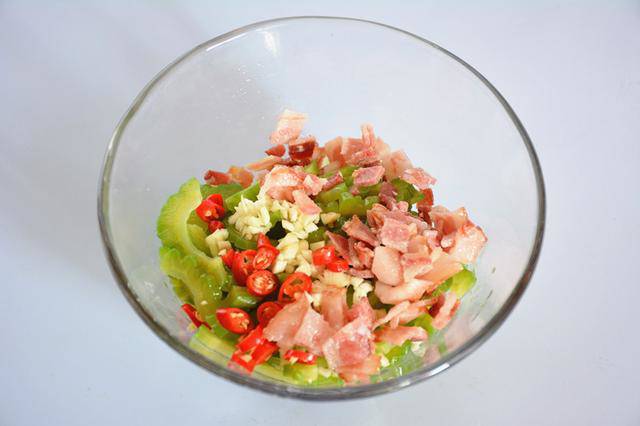 Trộn khổ qua với các nguyên liệu khác.