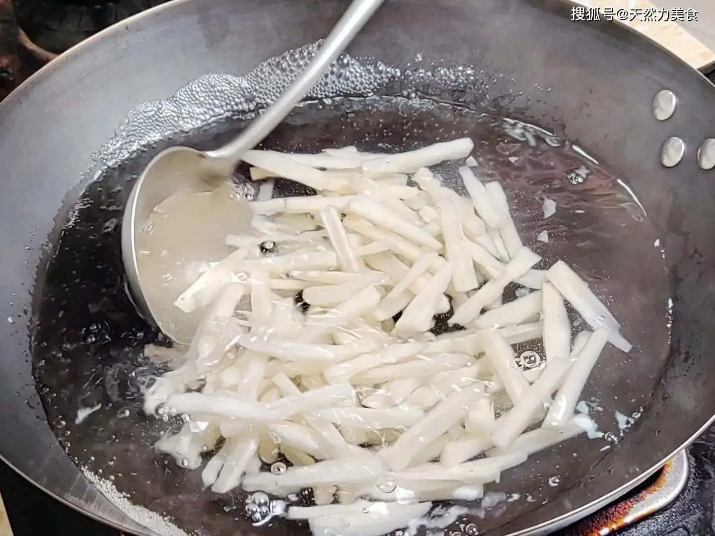 Tỏi, gừng băm nhỏ. Rau mùi cắt khúc 3cm.