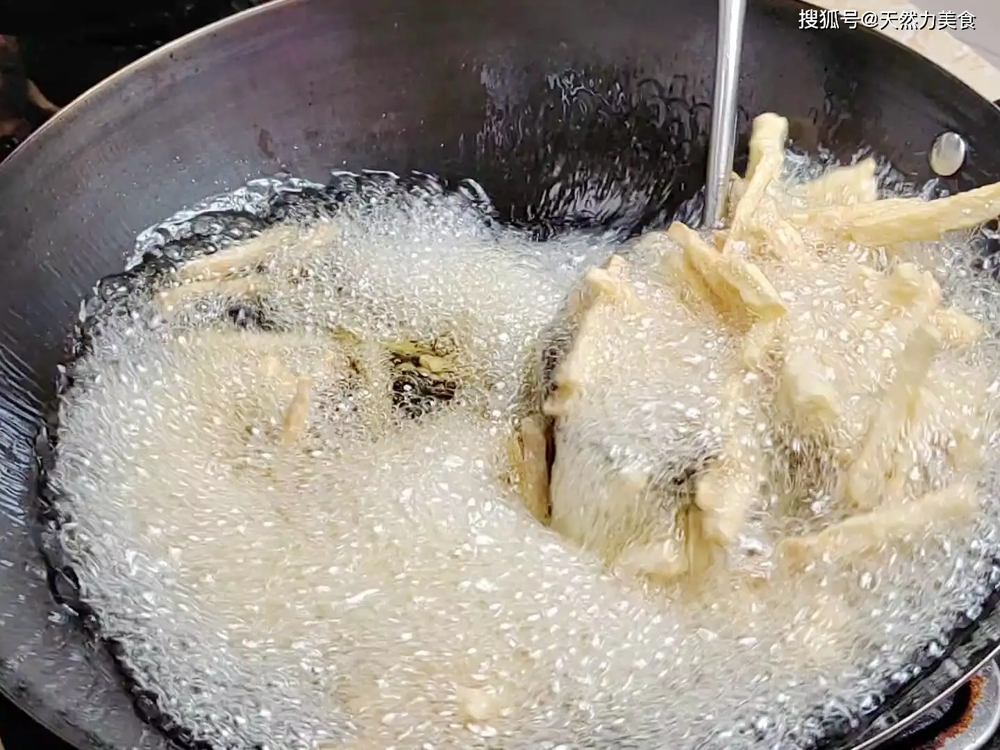 Trộn củ sen với trứng gà và bột bắp để tạo lớp áo mỏng.