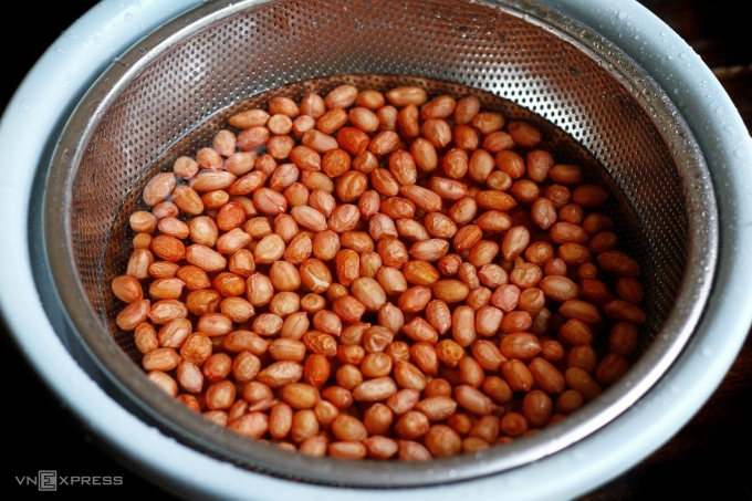 Rửa lạc trước khi rang giúp hạt chín đều, giòn lâu hơn.