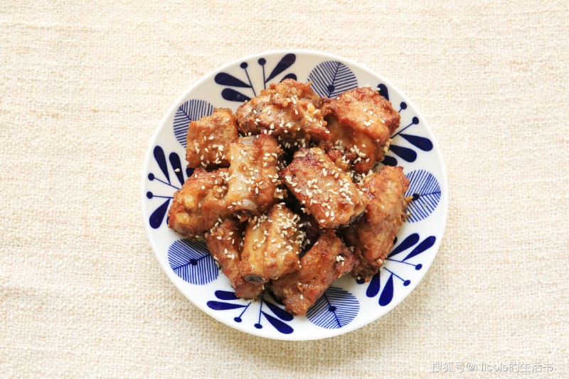 Bày ra đĩa, rắc thêm chút mè rang lên trên là có thể thưởng thức.