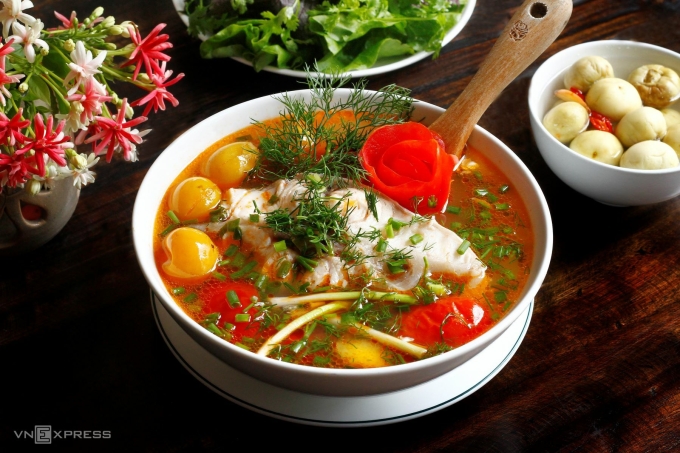 Chữa canh mặn bằng cách thêm chất chua như thanh trà, me, khế. Ảnh: Bùi Thủy