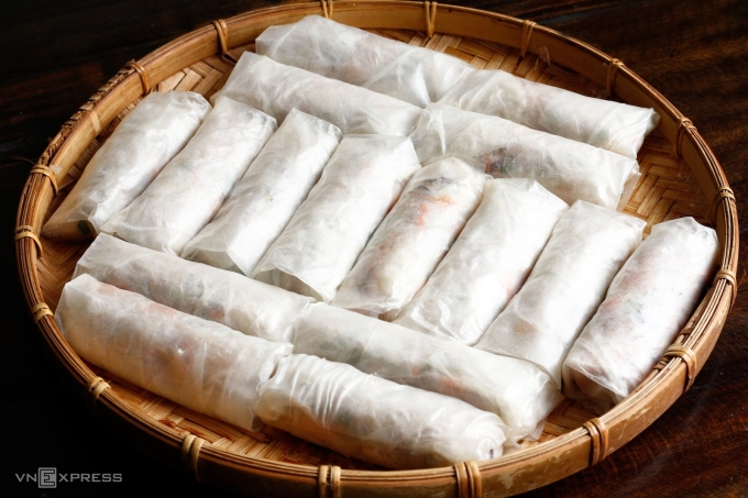 Gói nem đều tay, không chặt và lỏng quá. Ảnh: Bùi Thủy