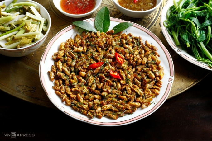 Nhộng tằm rang cùng lá chanh giúp cân bằng vị và giảm nguy cơ xảy ra dị ứng.