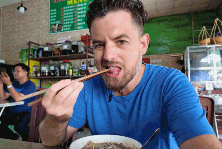 Phản ứng của khách Mỹ khi ăn món bị đánh giá tệ nhất Việt Nam - 1