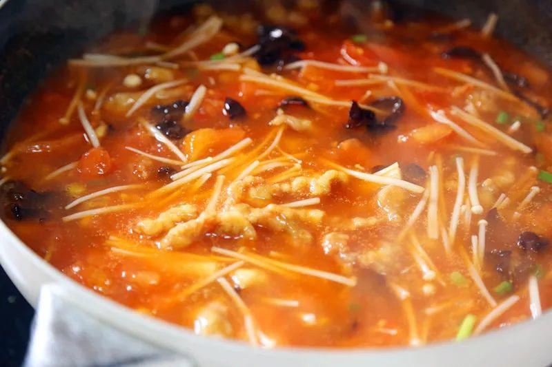 Cho chút nước bột năng vào khuấy đều để nước dùng sánh lại, đun sôi lần nữa rồi tắt bếp.