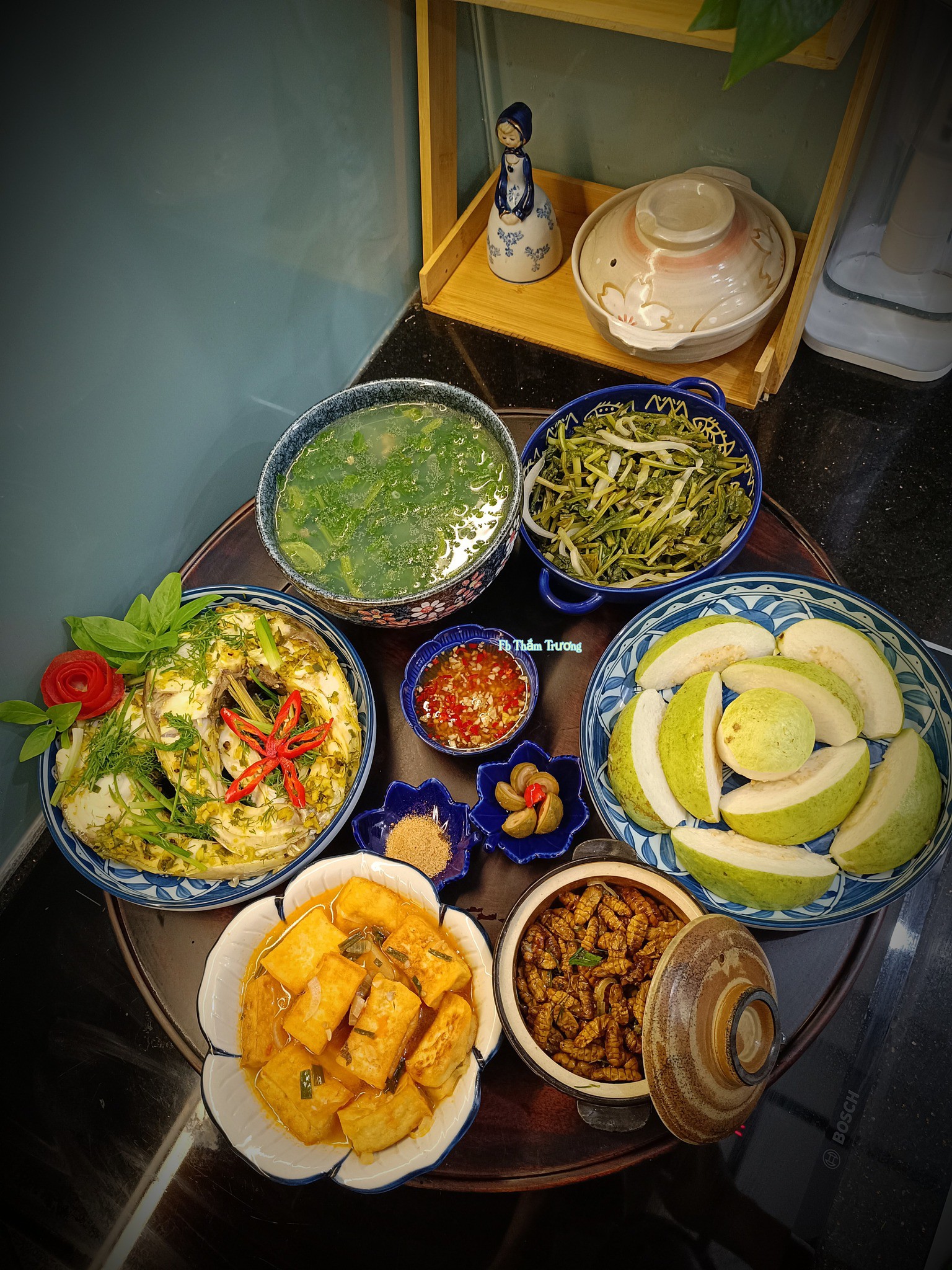 Canh rau cải nấu ngao - Cá trắm hấp bia - Đậu sốt cà chua - Nhộng xào lá chanh - Dưa, sấu ngâm mắm - Ổi